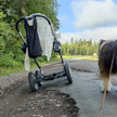 ”Jokainen päivä, jolloin pääsee kotiin Laurintietä ehjillä renkailla, on voitto”, kuvan ottanut Sanna Rantanen kuvailee Suomen surkeinta kylätietä.