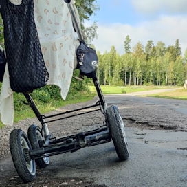 ”Jokainen päivä, jolloin pääsee kotiin Laurintietä ehjillä renkailla, on voitto”, kuvan ottanut Sanna Rantanen kuvailee Suomen surkeinta kylätietä.