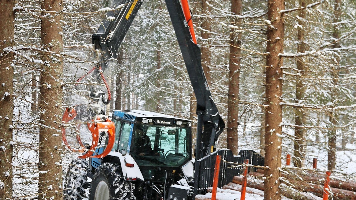 Sähköisten nosturinohjausjärjestelmien tulo metsäperävaunuyhdistelmiin on lisääntynyt hyvin nopeasti. Niinpä BMF on tuonut Parkerin sähköisen ohjauksen lisävarusteeksi 650 mallista alkaen.