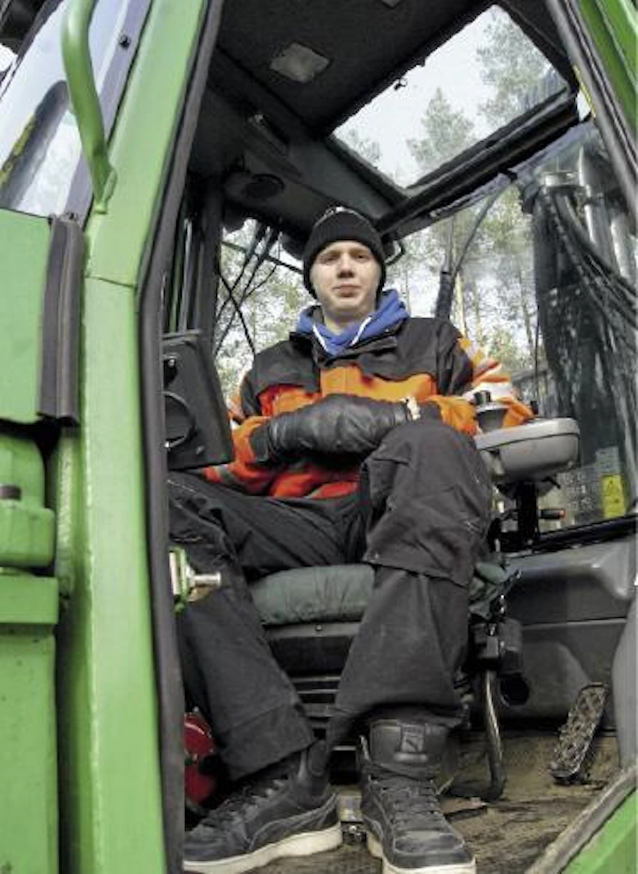 Ensimmäistä vuotta metsäkoneenkuljettajaksi opiskeleva Tatu Herrala kertoo innostuneensa metsäkonealasta, koska työ näytti haastavalta.
