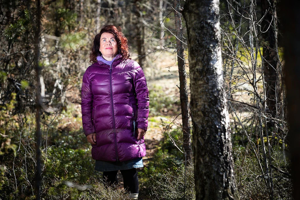 Leena Lehtolaisen kodin lähettyvillä kulkee metsästysporukoita, mutta itse hän ei ole metsälle lähtenyt. Maalla asuminen on kuitenkin muuttanut kirjailijan asenteita metsästämistä kohtaan.