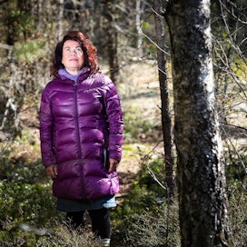 Leena Lehtolaisen kodin lähettyvillä kulkee metsästysporukoita, mutta itse hän ei ole metsälle lähtenyt. Maalla asuminen on kuitenkin muuttanut kirjailijan asenteita metsästämistä kohtaan.