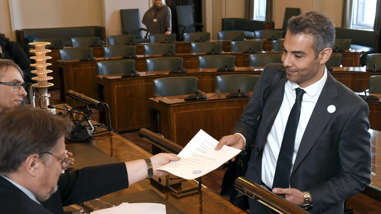 SDP:n Hussein al-Taee (oik.) uusien kansanedustajien valtakirjojen tarkastuksessa eduskunnassa tänään. LEHTIKUVA / MARKKU ULANDER