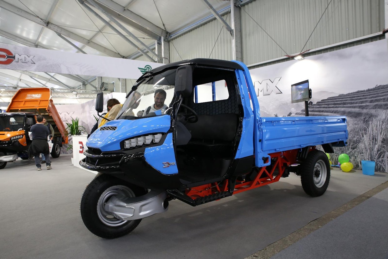 Kiinalainen Wuzheng valmistaa muun muassa tätä kolmipyöräistä 3MX-lava-ajoneuvoa, joka on saatavilla joko 28-hevosvoimaisen bensamoottorin tai sähkömoottorin vauhdittamana. Viittäkymppiä kulkevan ajoneuvon lavalle voidaan lastata 5 000 kg tarpeellista tavaraa, jousituksen luvataan soveltuvan myös huonommille teille. (TV)