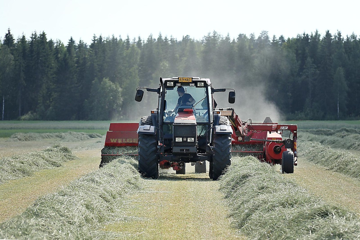 Traktorilla ajetaan karheiden välissä. Työleveys voidaan sovittaa karheiden mukaan niittomurskaimen puomin ja etummaisen paalaimen aisan hydraulisia kääntöjä käyttämällä.