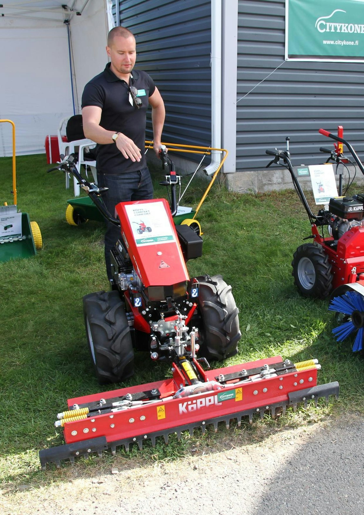 Köppl Compact Comfort on moderni puutarhatraktori, jonka voimansiirto ja ohjausjärjestelmä on hydraulinen, eli veto on katkeamatonta. Kuvassa peruskoneeseen on kytketty nurmikon uudistusjyrsin, työleveydeltään 147 cm. Köppliä myy Citykone Oy. (TH)