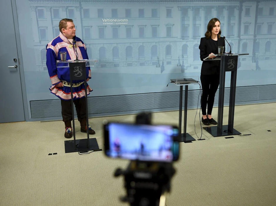 Saamelaiskäräjien puheenjohtaja Tuomas Aslak Juuso ja pääministeri Sanna Marin (sd.) saamelaisten totuus- ja sovintokomission asettamista käsittelevässä tiedotustilaisuudessa Helsingissä.