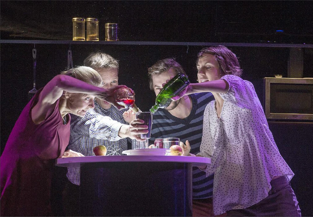 Ruuanlaitto on intohimoista puuhaa Ihmisiä lautasella -esityksessä. Annukka (Liisa Ruuskanen, kuvassa vasemmalla), Toni (Sampo Kerola), Markus (Maksim Pavlenko) ja Laura (Johanna Jauhiainen) heittäytyvät makuelämysten ja tanssin vietäviksi kuopiolaisella teatterilavalla. Pentti Vänskä