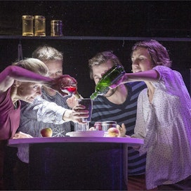 Ruuanlaitto on intohimoista puuhaa Ihmisiä lautasella -esityksessä. Annukka (Liisa Ruuskanen, kuvassa vasemmalla), Toni (Sampo Kerola), Markus (Maksim Pavlenko) ja Laura (Johanna Jauhiainen) heittäytyvät makuelämysten ja tanssin vietäviksi kuopiolaisella teatterilavalla. Pentti Vänskä