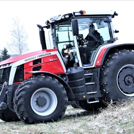 Vuoden 2021 kiinnostavimmaksi traktoriuutuudeksi valittiin Massey-Fergusonin 8.265.
