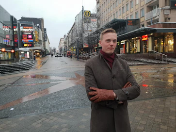 Keski-Suomen vaalipiirissä ehdolla eduskuntaan oleva Jani Kokko (sd.) ei kannata hallitusyhteistyötä keskustan eikä myöskään vasemmistoliiton suuntaan vaan hakeutuisi hallitukseen mieluummin kokoomuksen ja vihreiden kanssa.