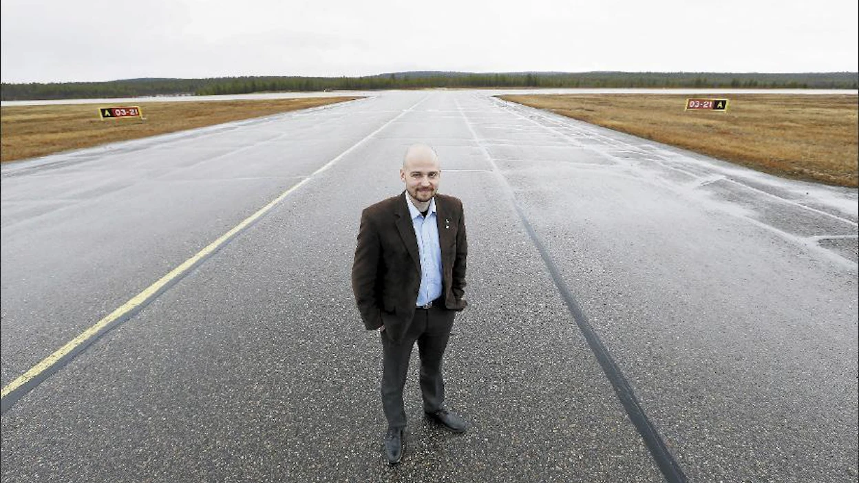 ”Lentokenttä on meille yhtä tärkeä kuin Nokia Salon kaupungille. Tilauslennoilla tuli viime vuonna lähes 20 000 turistia”, kunnanjohtaja Mikko Kärnä sanoo. PEKKA FALI