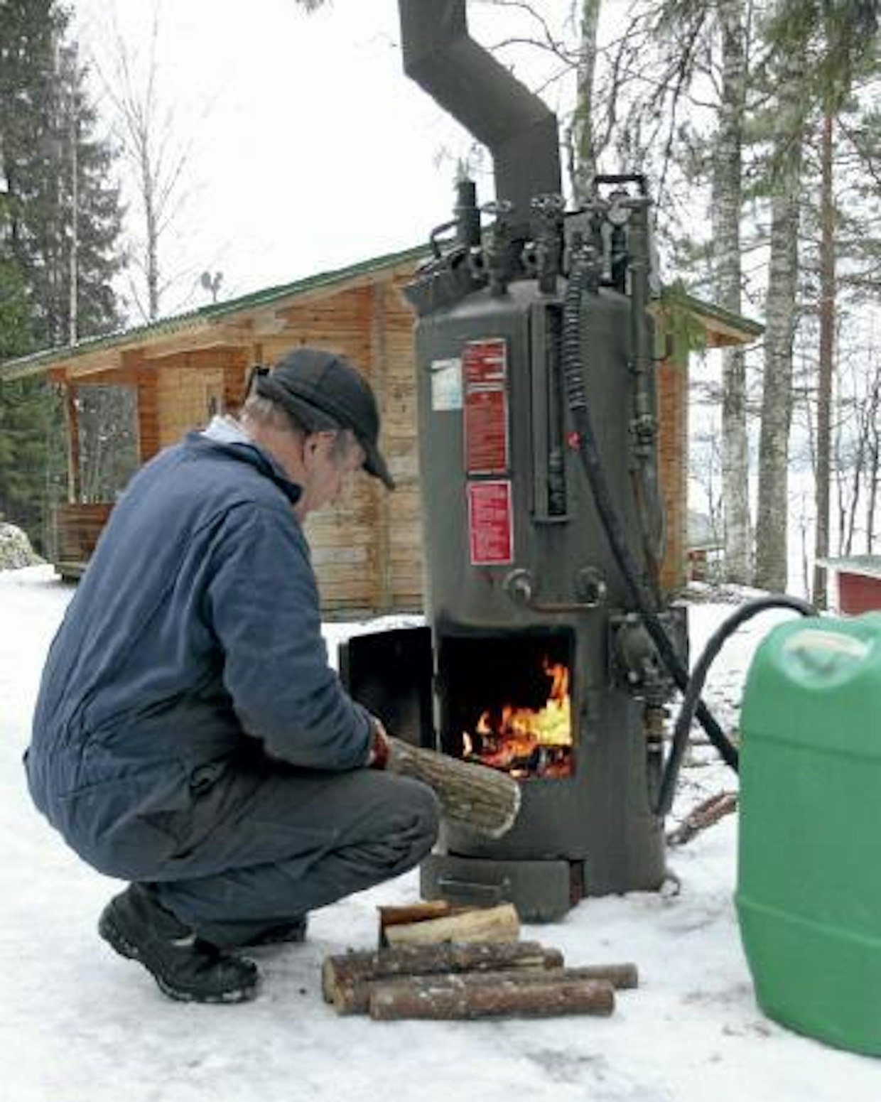 Höyrystin on klapilämmitteinen, mutta laitetta voidaan lämmittää myös nestekaasurengaspolttimella. Eniten puita ja aikaa vaati lämmittää 60 litraa kylmää vettä, mutta paineen ylläpitoon riittää puiden satunnainen lisääminen.