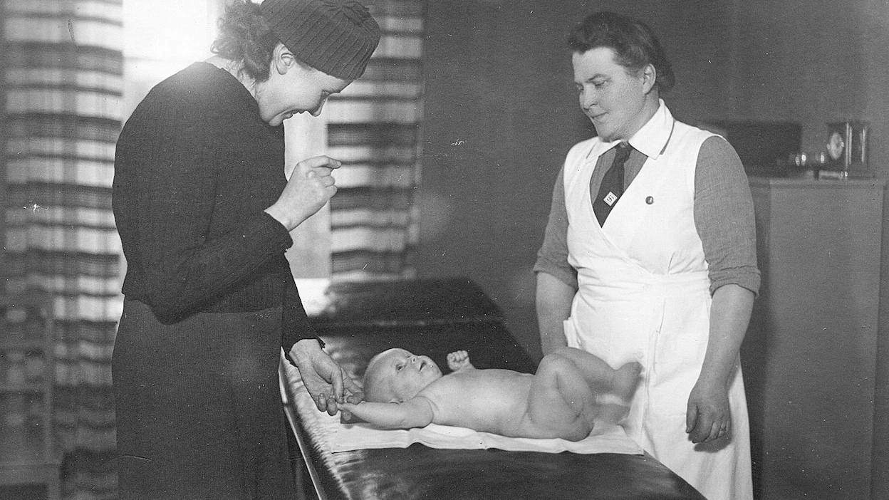 Terveyssisar Anna Eklund työssään neuvolassa Pieksämäellä 1930-luvulla.