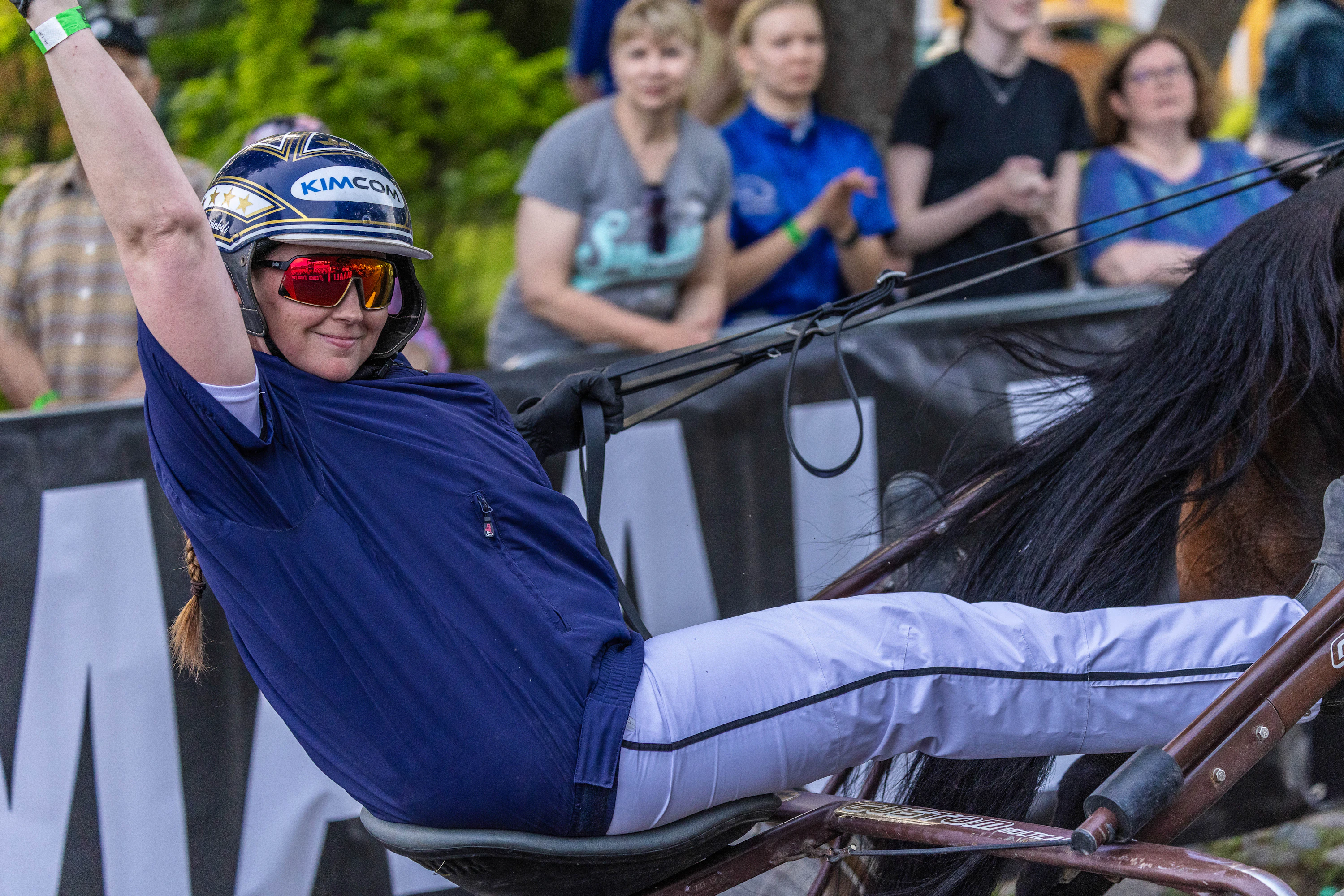 Marinka Salminen puolestaan ohjasti Que Talin oman alkueränsä voittoon perjantain kärrylähdössä.