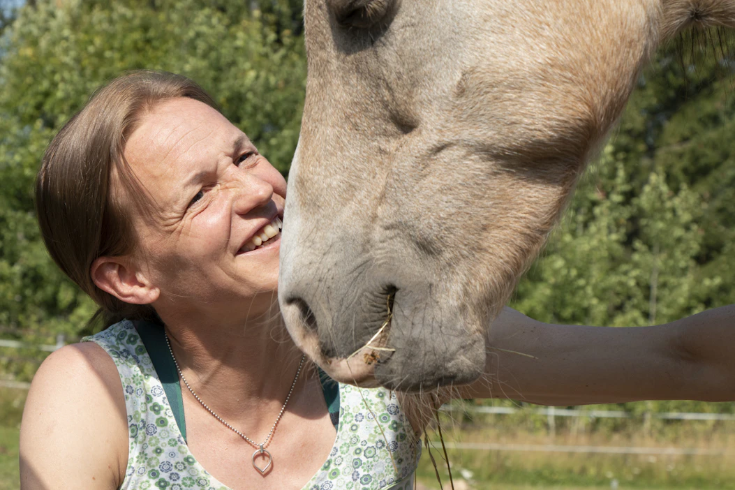 Jonttu on Veera Ahlgrénin oma poni. ”Halusin ponin, koska jokainen tarvitsee sellaisen. Se on kaunis kuin karkki ja osaa sirkustemppuja.”