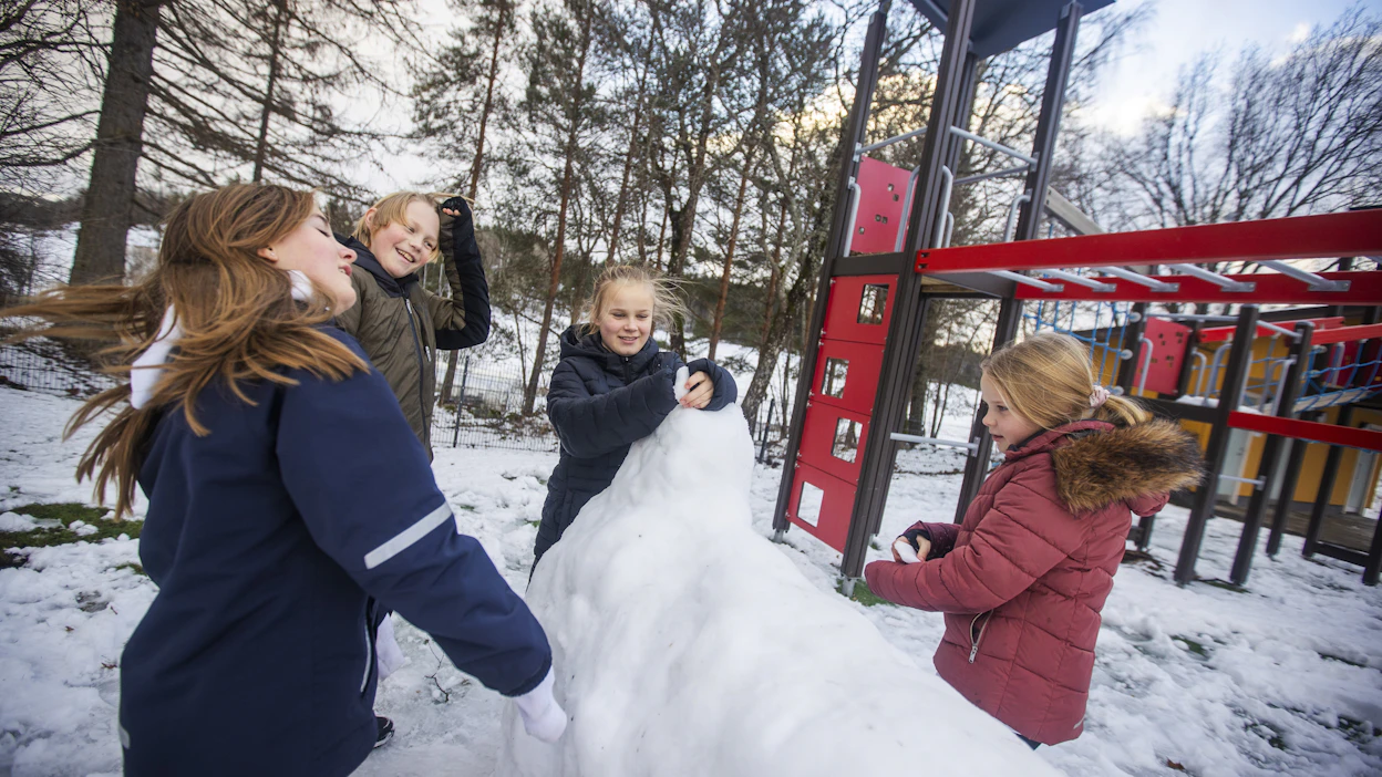 Kuudesluokkalaiset Emma Puhakka (vas.), Tristan Pursiainen, Wilma Lehtonen ja nelosluokkalainen Alva Lehtonen leikkivät Ilolan koulun pihalla viime viikon torstaina.