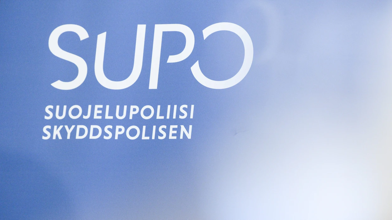 HS:n mukaan rikosepäily ei liity aiemmin uutisoituun tiedusteluvyyhtiin, jossa supon entistä päällikköä Antti Pelttaria epäillään turvallisuussalaisuuden paljastamisesta. LEHTIKUVA / Mikko Stig.