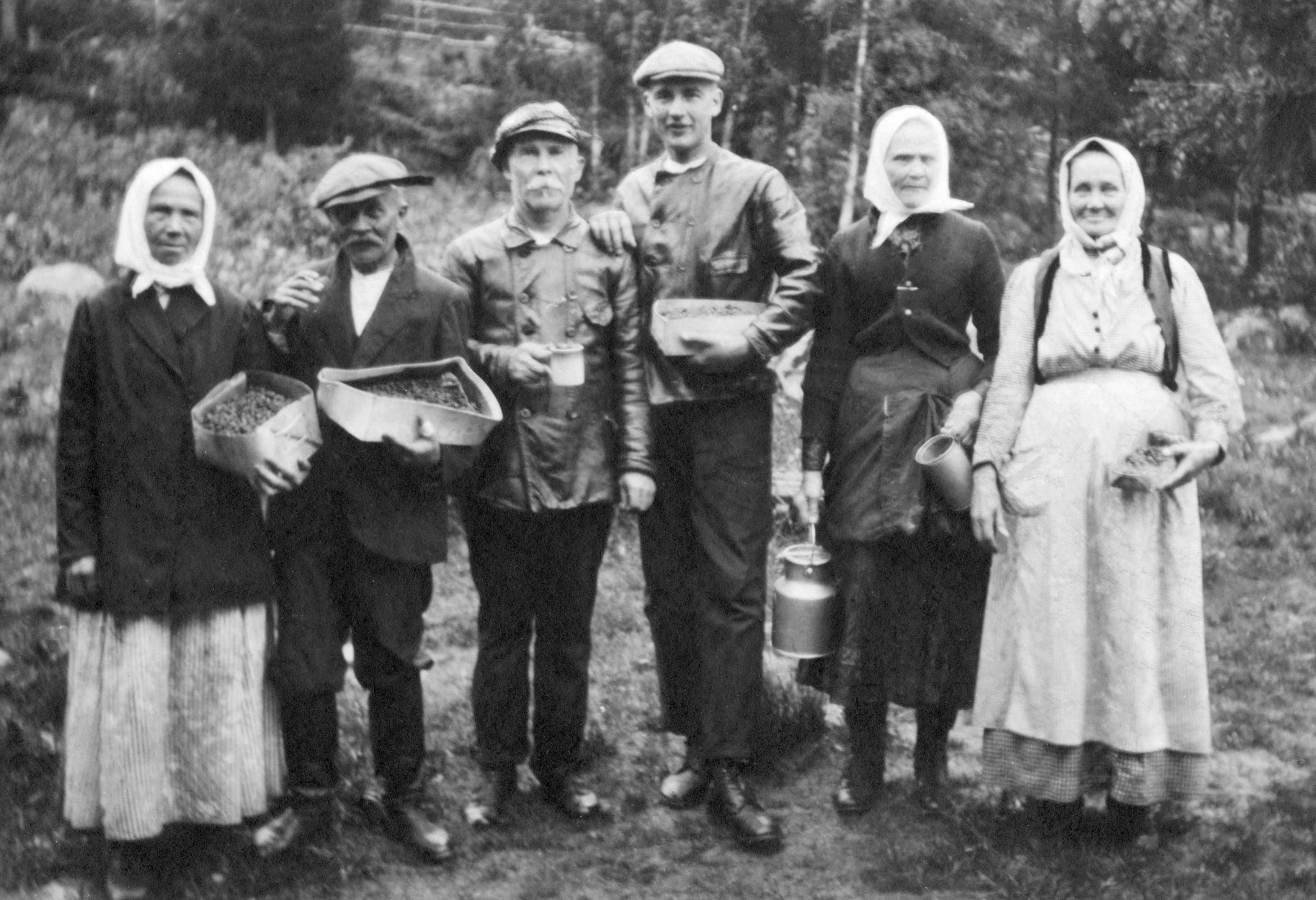 Marjanpoimijoita Tampereen metsissä 1920-luvulla. Perinteiset jokamiehenoikeudet metsämarjoihin saivat korkeimman oikeuden vahvistuksen 1920.