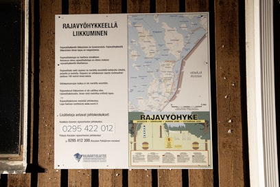 Rajavartiolaitoksen opastaulu Parikkalassa Uukuniemen kalasatamassa Pyhäjärven rannalla. LAURI HEINO / LEHTIKUVA. 