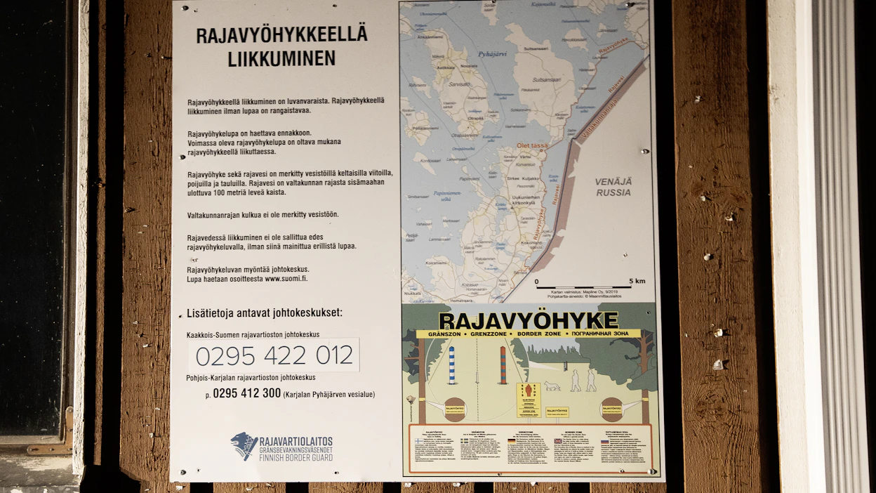 Rajavartiolaitoksen opastaulu Parikkalassa Uukuniemen kalasatamassa Pyhäjärven rannalla. LAURI HEINO / LEHTIKUVA.