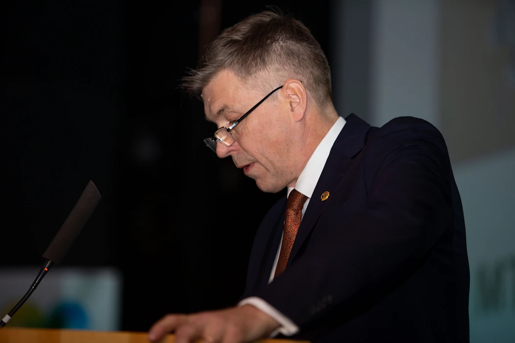 ”Kriittisten resurssien tuottaminen ei saa olla kansainvälisten markkinoiden ja kasvottoman kvartaalitalouden varassa”, Juha Marttila sanoo.