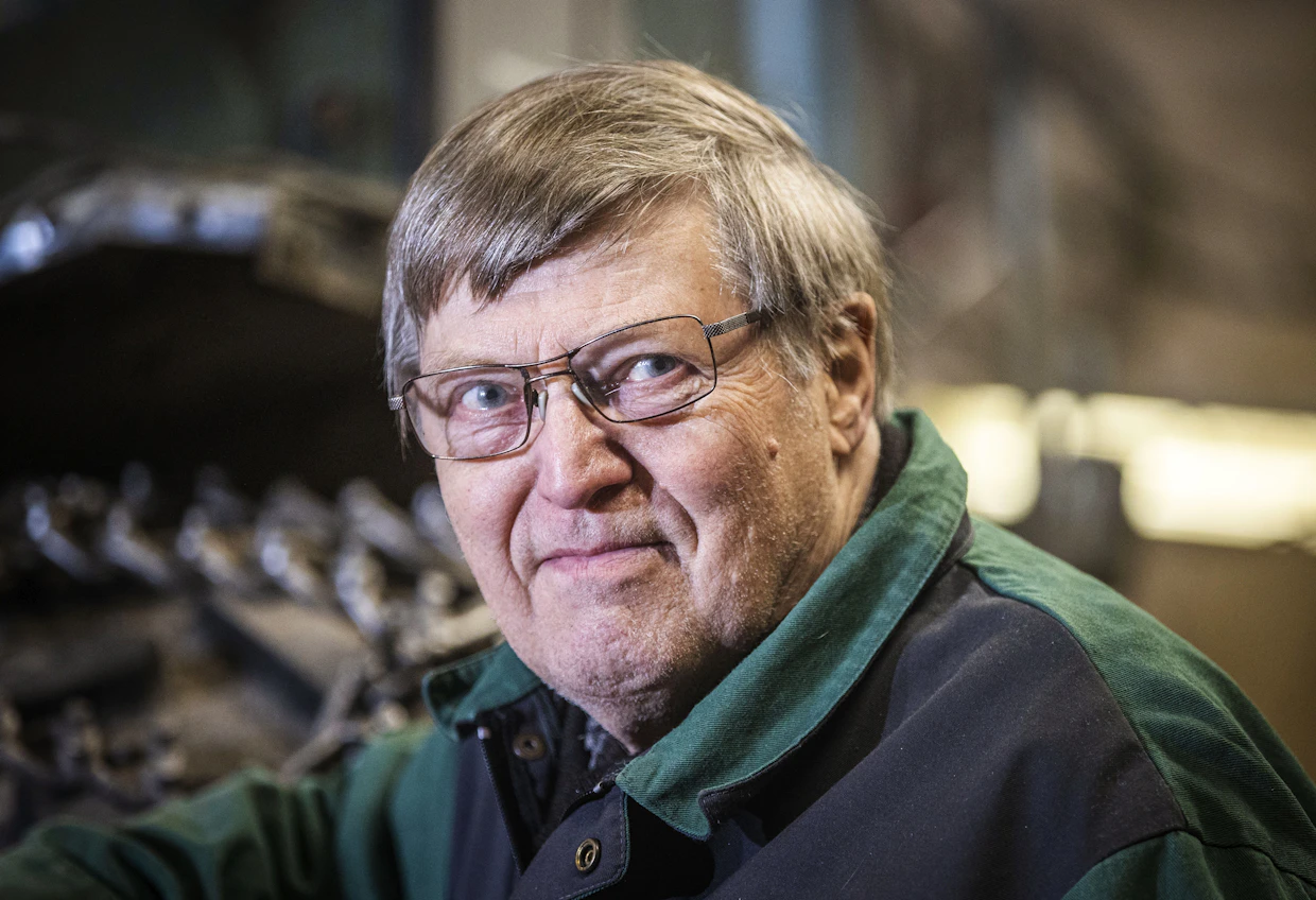 Ilkka Uotila toteaa pitävänsä itsensäkin kunnossa puuhastellessaan tilan töiden parissa.