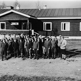 Halkotalkoot Palosalmen metsätyömieskodilla vuonna 1963. Palosalmen asukkaat myös kasvattivat perunaa ja juureksia, tekivät heinää, hoitivat karjaa ja kunnostivat rakennuksia.