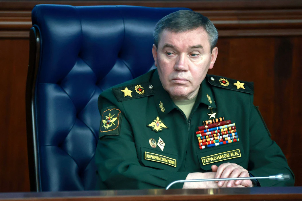 Britannian puolustusministeriön tiedusteluraportin mukaan Valeri Gerasimov on ensi töikseen määrännyt puuttumaan muun muassa sotilaiden siviiliajoneuvoilla ajamiseen, kännyköiden käyttämiseen sekä hiustenleikkuuseen ja parranajoon. LEHTIKUVA / AFP .
