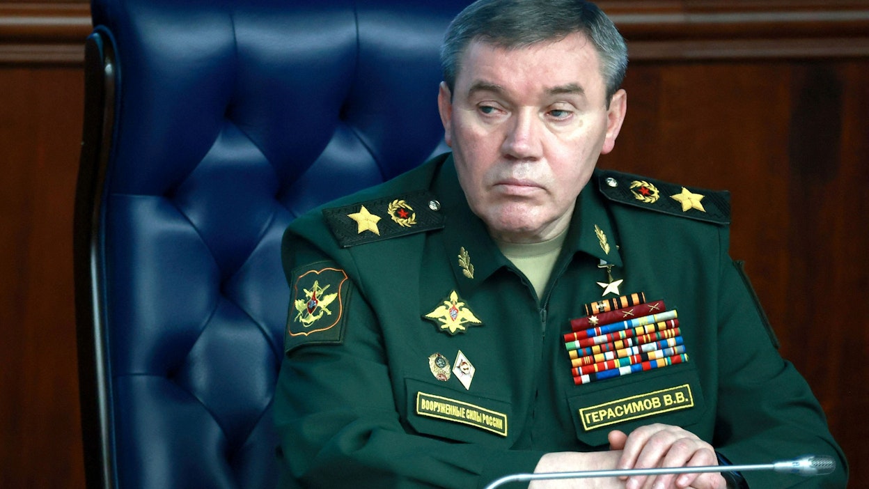 Britannian puolustusministeriön tiedusteluraportin mukaan Valeri Gerasimov on ensi töikseen määrännyt puuttumaan muun muassa sotilaiden siviiliajoneuvoilla ajamiseen, kännyköiden käyttämiseen sekä hiustenleikkuuseen ja parranajoon. LEHTIKUVA / AFP . 