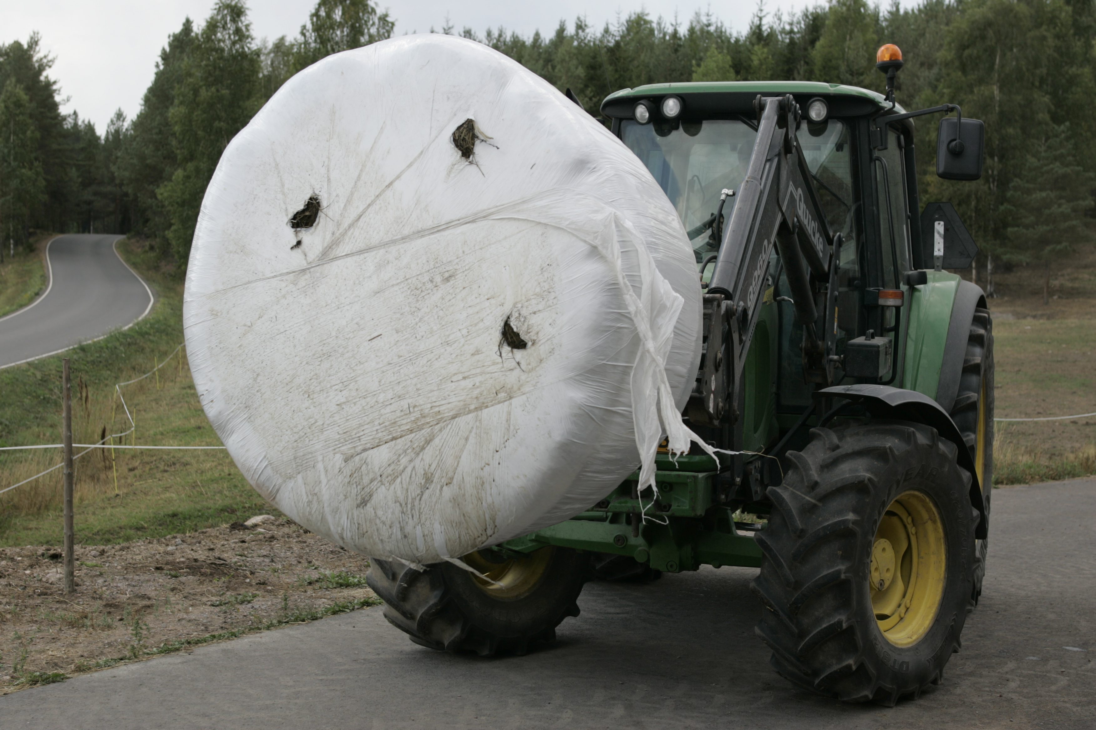 Suurten koneiden ja eläinten kanssa työskentely tekevät maatalousyrittäjän työstä hyvin riskialtista. 