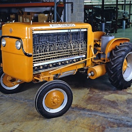 Allis-Chalmersin vuonna 1951 aloittama ”Fuel Cell&quot;-projekti eteni testiajoihin lokakuussa 1959, jolloin esiteltiin maailman ensimmäinen polttokennokäyttöinen ajoneuvo. 15-kilowatin tehoinen testitraktori jäi ikuiseen protovaiheeseen, kokeiden ja tutkimusten jälkeen se lahjoitettiin museokäyttöön. 