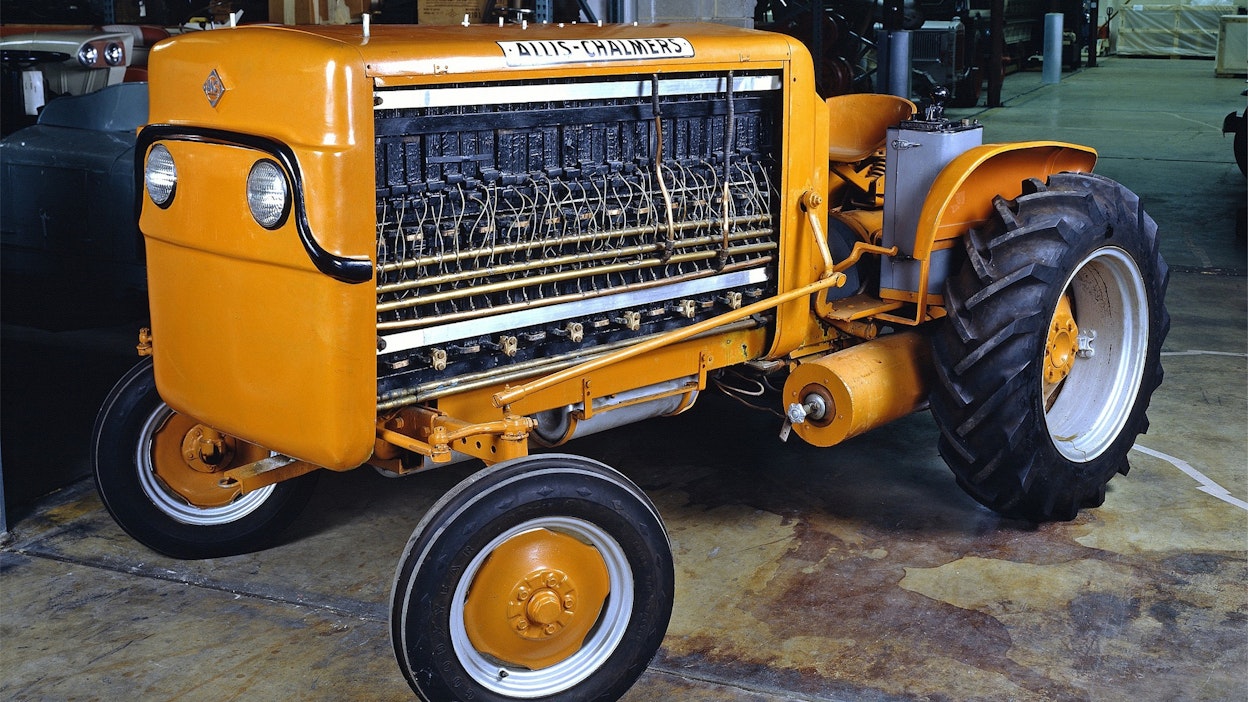 Allis-Chalmersin vuonna 1951 aloittama ”Fuel Cell&quot;-projekti eteni testiajoihin lokakuussa 1959, jolloin esiteltiin maailman ensimmäinen polttokennokäyttöinen ajoneuvo. 15-kilowatin tehoinen testitraktori jäi ikuiseen protovaiheeseen, kokeiden ja tutkimusten jälkeen se lahjoitettiin museokäyttöön. 