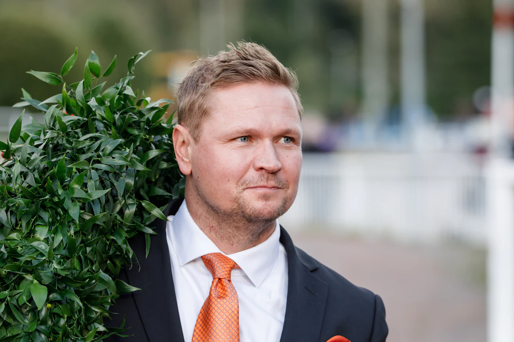 Vuoden vaihtuminen Vermossa sai viime päivinä monenlaisia käänteitä. Toimitusjohtaja Heikki Häyhä oli illan yleisömäärään tyytyväinen, samoin siihen, että päivän ravit saatiin ylipäätään ajettua.