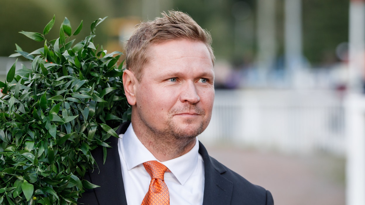 Vuoden vaihtuminen Vermossa sai viime päivinä monenlaisia käänteitä. Toimitusjohtaja Heikki Häyhä oli illan yleisömäärään tyytyväinen, samoin siihen, että päivän ravit saatiin ylipäätään ajettua.