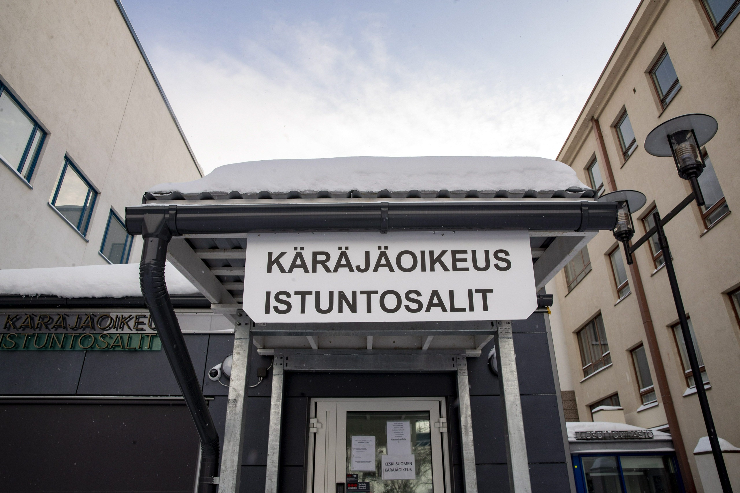 Syyttäjä vaatii yrittäjälle rangaistusta lisäksi muun muassa virkamiehen väkivaltaisesta vastustamisesta. LEHTIKUVA / TOMMI ANTTONEN. 