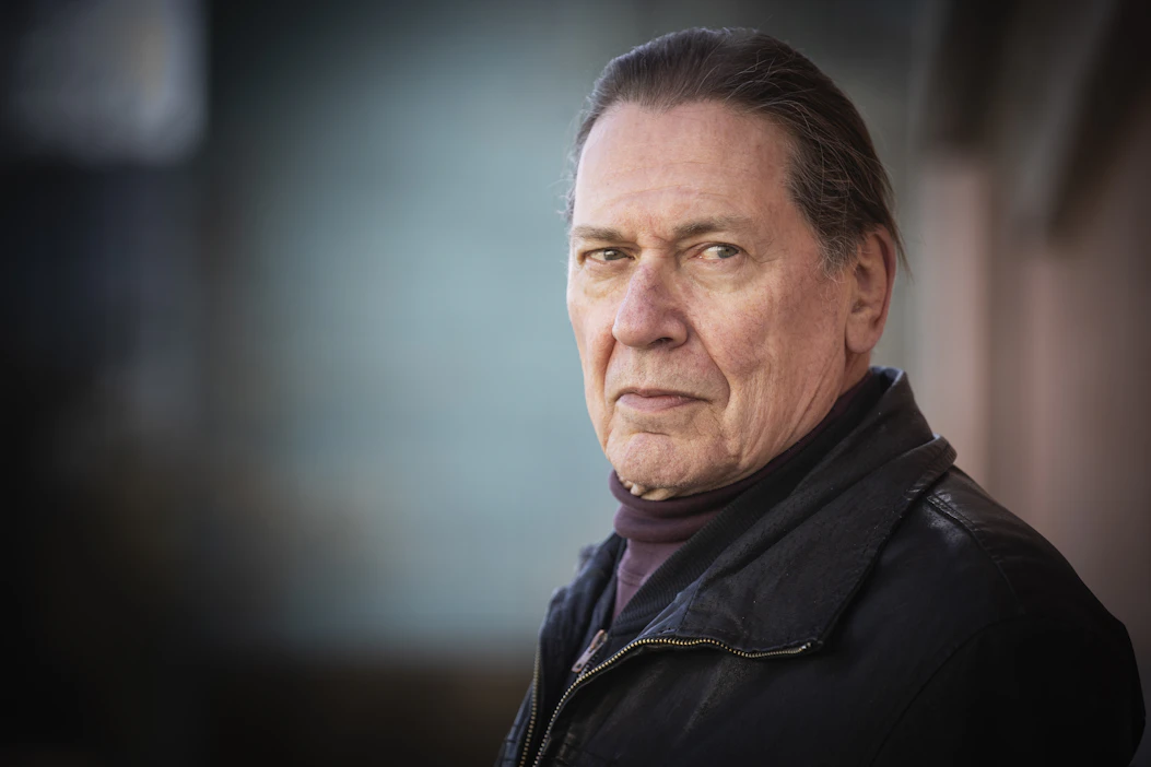 Karukasvoinen näyttelijä Matti Onnismaa, 65, tunnetaan lukuisista kovanaamojen rooleista, mutta oikeassa elämässä hän on lempeä ja herkkä mies.