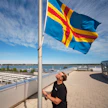 Vahtimestari Johan Liljeblad nostaa lippua salkoon lagting- eli maakuntapäivätalolla.