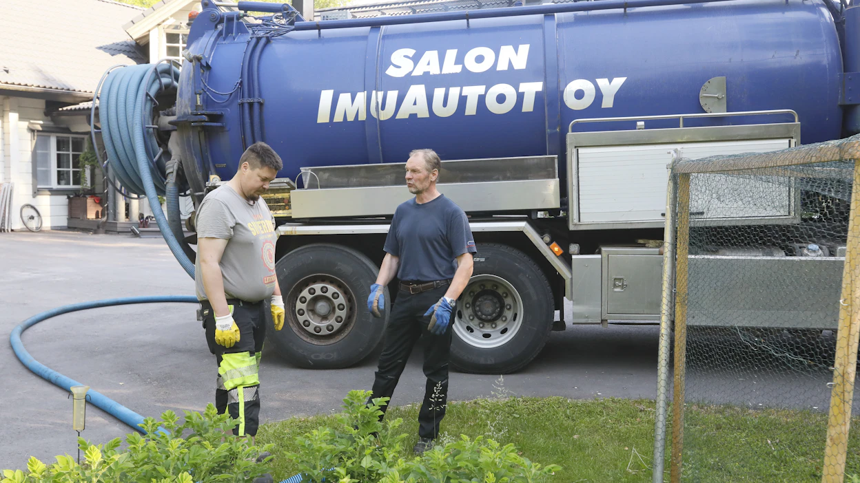 Liikennöitsijä Janne Siikarla (vas.) ja lieteurakoitsija Henri Tiainen ovat tyhjentämässä kesähuvilan umpikaivoa Salossa.