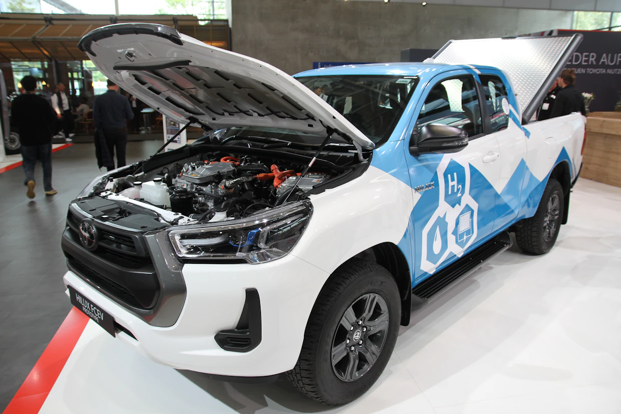 Toyota ei laita kaikkia munia samaan koriin. Hybridien ja sähköautojen lisäksi valikoimassa on nyt myös vetykäyttöiset polttokennoautot. Hiluxista tehdyllä prototyypillä on jo ajettu testejä niin paljon, että sen markkinoille tulo on määritetty vuodelle 2027. Autossa on kolme vetysäiliötä à 2,6 kg (700 bar) ja toimintamatkaa luvataan 600 km. Erikoisuutena on, että jäykkä taka-akseli on vaihdettu De Dion -jousitukseen.