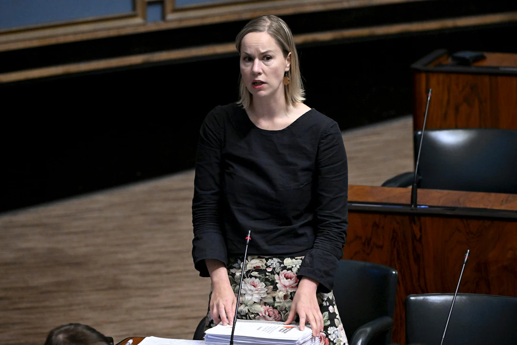 Vasemmistoliiton kansanedustaja Hanna Sarkkisen mukaan ammattiliitoille on annettava kanneoikeus, jotta laittomasti toimivat yritykset saadaan paremmin vastuuseen. LEHTIKUVA / Mikko Stig.
