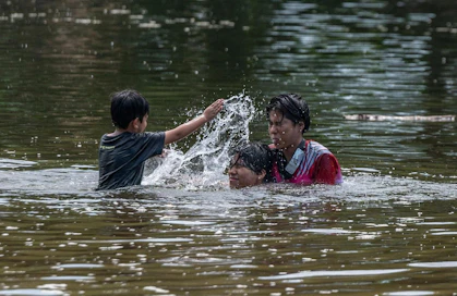 Lapset vilvoittelivat helleaallon alla Rappahannock-joessa Virginian osavaltiossa perjantaina. LEHTIKUVA / AFP