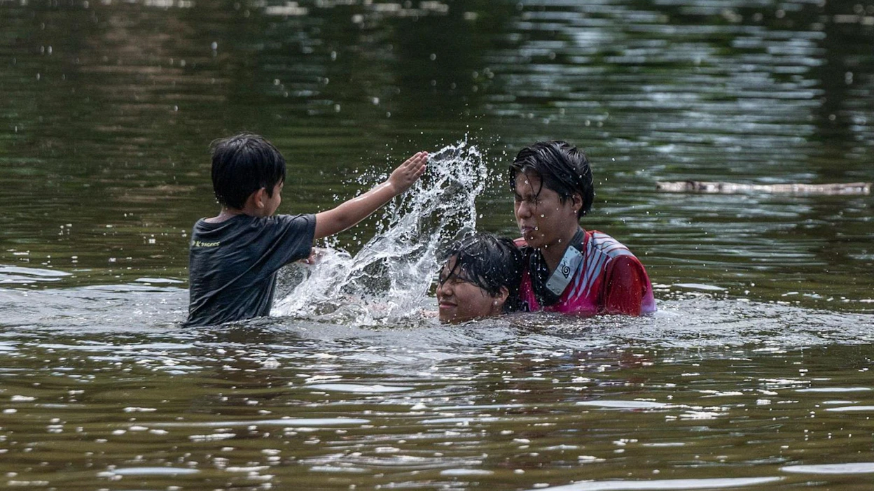 Lapset vilvoittelivat helleaallon alla Rappahannock-joessa Virginian osavaltiossa perjantaina. LEHTIKUVA / AFP