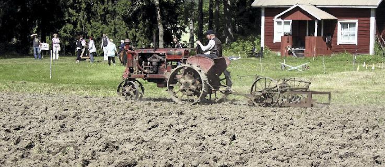 Työnäytökset ovat viime vuosina käyneet valitettavan harvinaisiksi, traktoriparaatit kun eivät näytä oikeaan peltoajeluun verrattuna miltään. Somerolla ei tässä kohden tuoteta koskaan pettymystä. Heikki Mäkilä esittelee idyllisessä maisemassa, kuinka 30-luvun lopun Farmall F20:lla ja Traktori-Hankmolla saadaan pelto kylvökuntoon. (Somero)