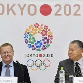 John Coatesin (vas.) mukaan Tokion olympialaiset järjestetään ensi vuonna. LEHTIKUVA/AFP