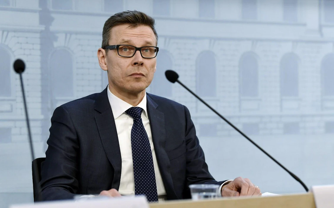 VM:n osastopäällikön Mikko Spolanderin mukaan painetta ennusteen alentamiseen olisi ollut ilman koronavirustakin, sillä loppuvuoden talouskasvuluvut olivat odotettua heikommat. Arkistokuva. LEHTIKUVA / Antti Aimo-Koivisto