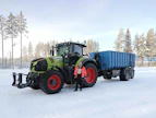 Järvisen käytössä on järeän Starkin tielanan lisäksi mm. FMG:n koukkulavavaunu, vesivaunu ja monipuolinen kattaus erilaisia lumityölaitteita.