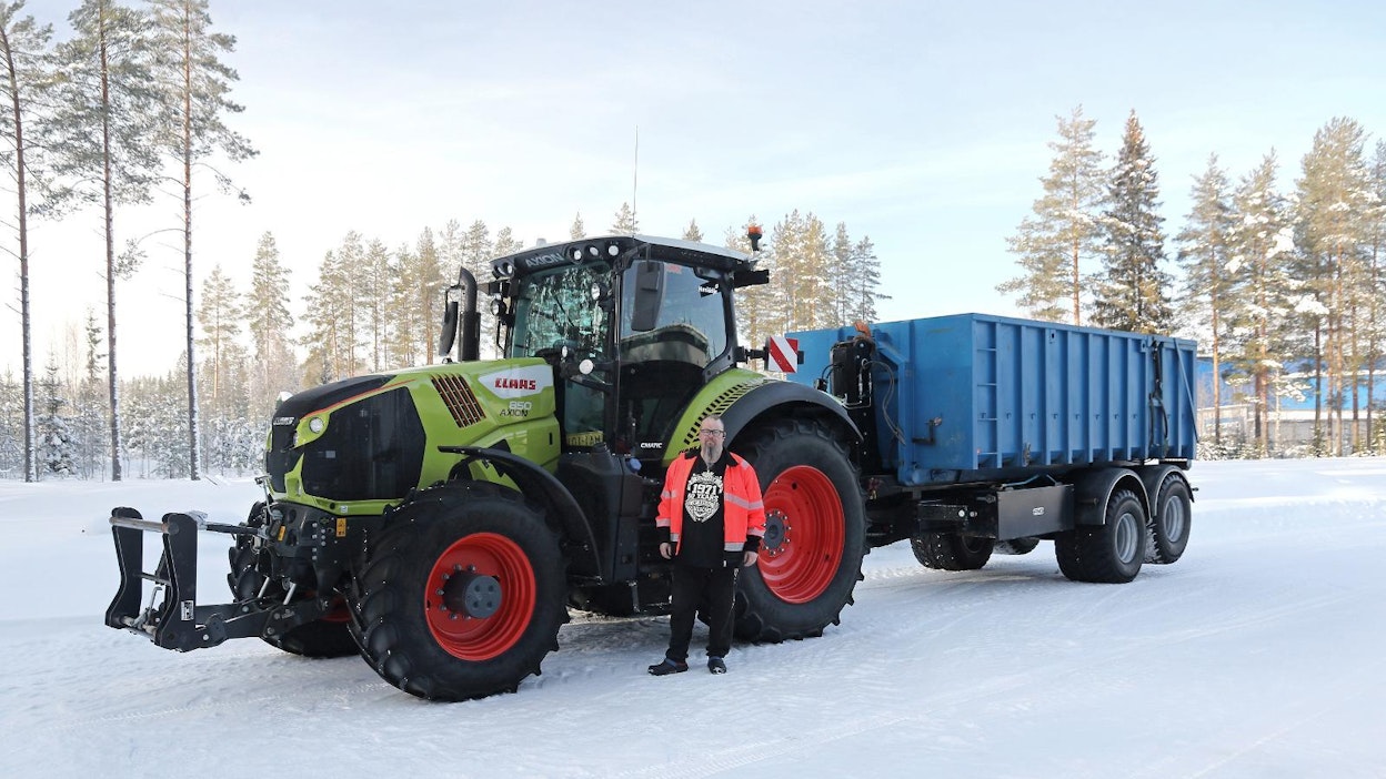 Järvisen käytössä on järeän Starkin tielanan lisäksi mm. FMG:n koukkulavavaunu, vesivaunu ja monipuolinen kattaus erilaisia lumityölaitteita.
