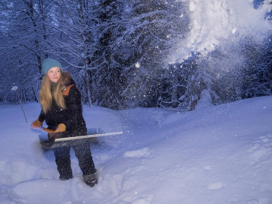 Omakotitalon pihamaalla Sodankylän Vaalajärvellä riittää lumitöitä. Jonna Saaren ja hänen miehensä pihatie on kuitenkin sen verran lyhyt, että sen putsaa käsivoimin.