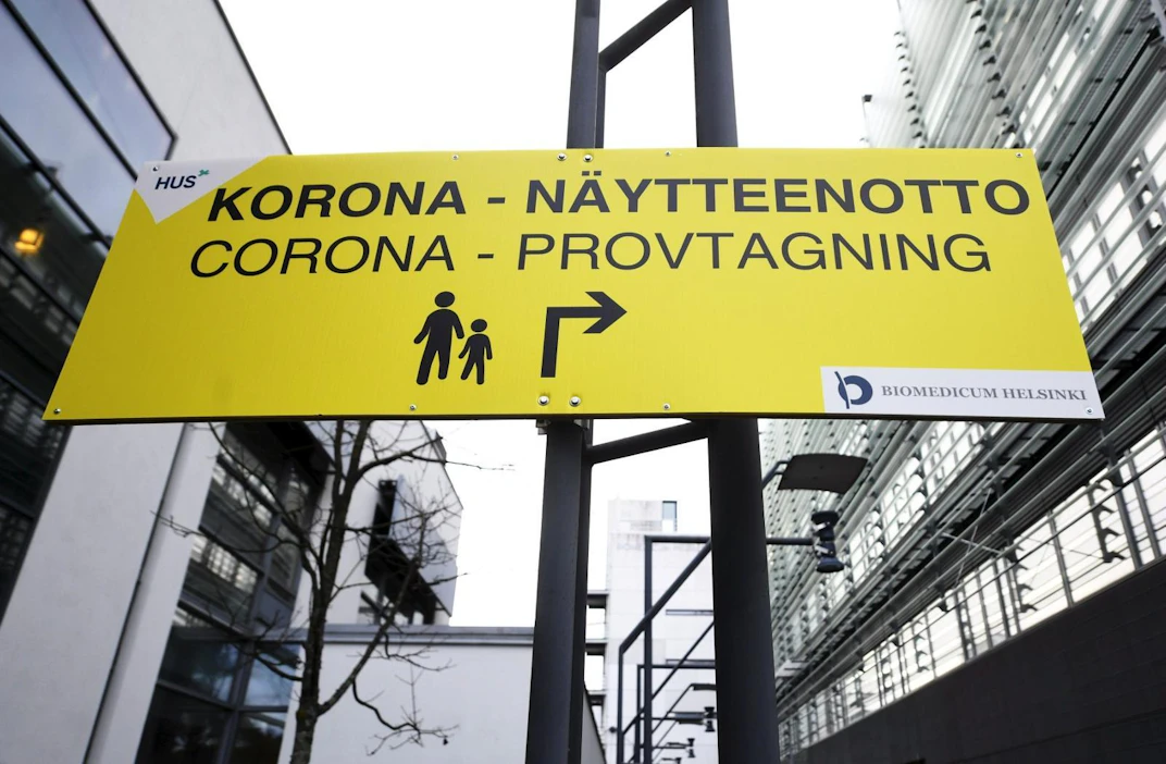 Koronaan altistunutta ei enää määrätä karanteeniin esimerkiksi tilanteissa, joissa altistunut on saanut kaksi rokoteannosta. LEHTIKUVA / VESA MOILANEN